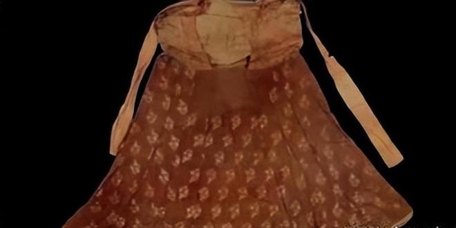 CQ9电子 CQ9传奇电子黑龙江老伯挖出“红棺”：女尸穿着奇怪的衣服男尸身份极高(图8)