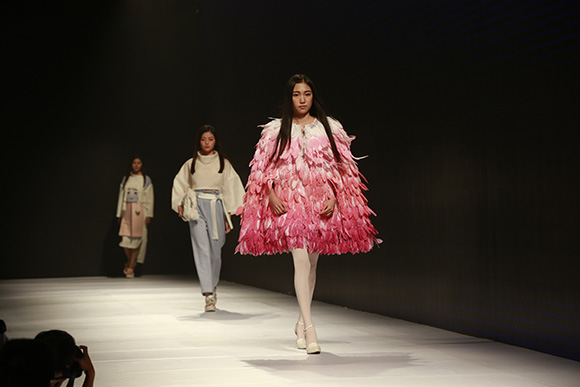 2CQ9电子 CQ9传奇电子015年湖北大学生服装设计校际联展落幕(图2)