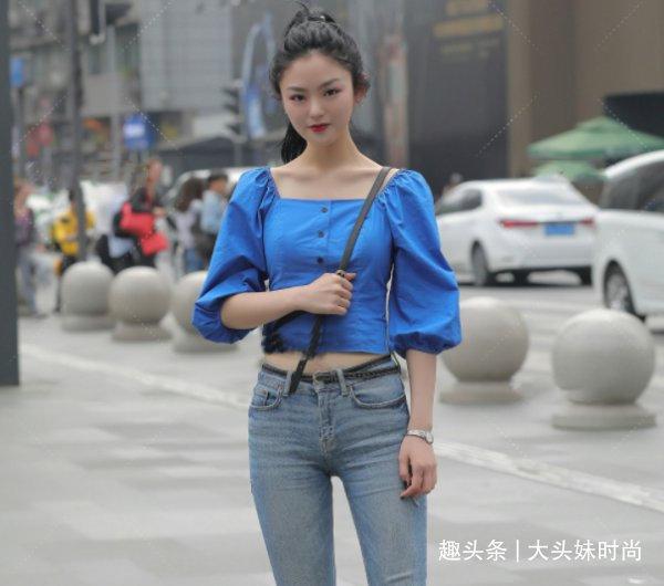 蓝色方领上衣搭紧身牛仔裤简约的服装穿出霸气感觉少女感十足CQ9电子 CQ9传奇电子