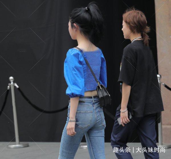 蓝色方领上衣搭紧身牛仔裤简约的服装穿出霸气感觉少女感十足CQ9电子 CQ9传奇电子(图2)