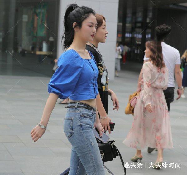 蓝色方领上衣搭紧身牛仔裤简约的服装穿出霸气感觉少女感十足CQ9电子 CQ9传奇电子(图3)