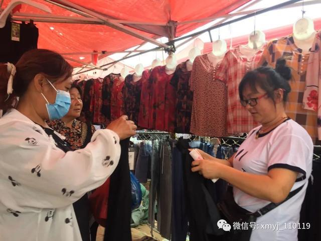 CQ9电子 CQ9传奇电子山东省沂水县诸葛大集上的夫妻服装摊子
