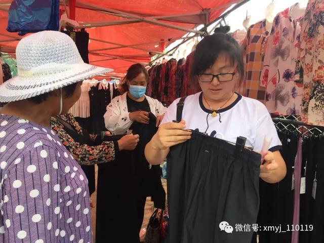 CQ9电子 CQ9传奇电子山东省沂水县诸葛大集上的夫妻服装摊子(图2)