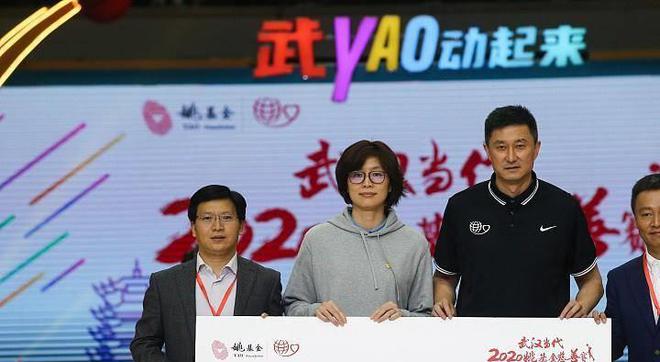 姚明的老婆也是运动员身材看着挺高的穿的休闲服装舒CQ9电子 CQ9传奇电子服还时髦(图6)