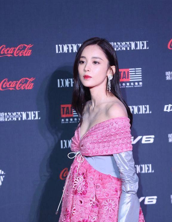 娜扎真是咋看都不丑虽然服装太有个性但穿她身上却美的CQ9电子 CQ9传奇电子高级(图4)