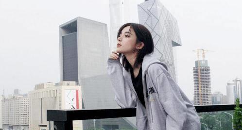 娜扎真是咋看都不丑虽然服装太有个性但穿她身上却美的CQ9电子 CQ9传奇电子高级(图8)