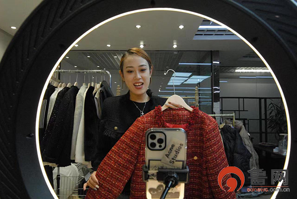 CQ9电子 CQ9传奇电子青岛即墨：服装商户直播售货迎战“双十一”(图2)
