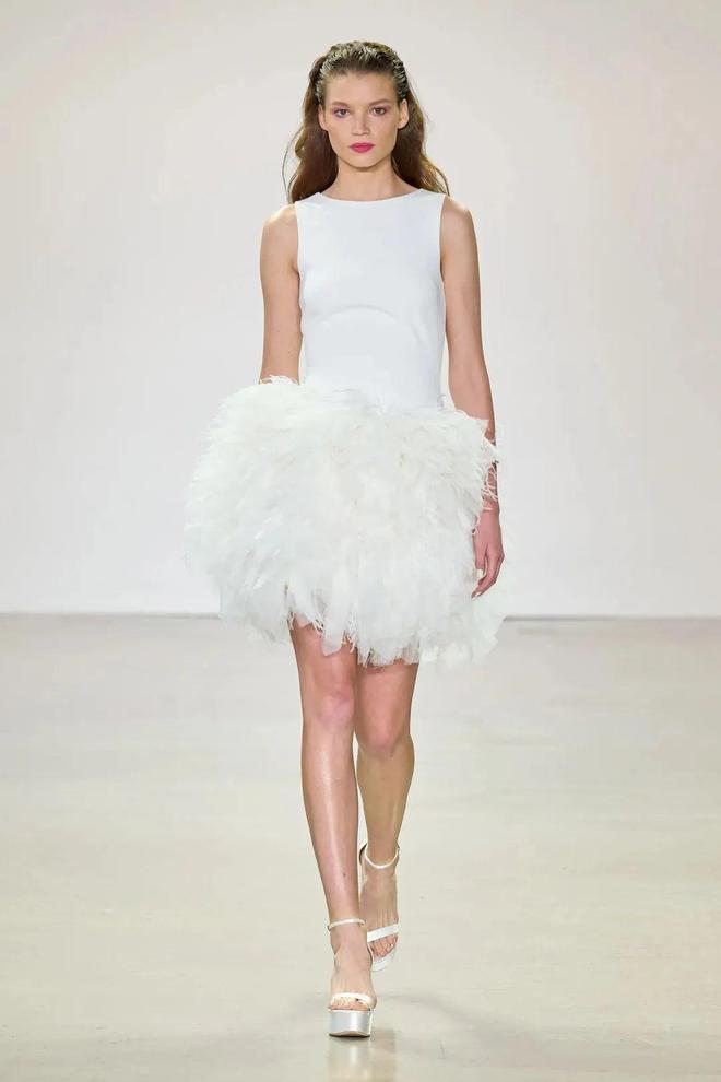CQ9电子 CQ9传奇电子美国“夫妻档”服装品牌Badgley Mischka将简约、优雅刻入品牌DNA他们坚信让人着迷的不仅是奢华和时髦(图4)