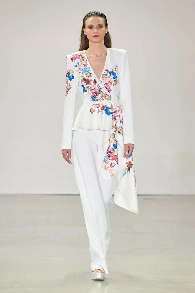CQ9电子 CQ9传奇电子美国“夫妻档”服装品牌Badgley Mischka将简约、优雅刻入品牌DNA他们坚信让人着迷的不仅是奢华和时髦(图5)