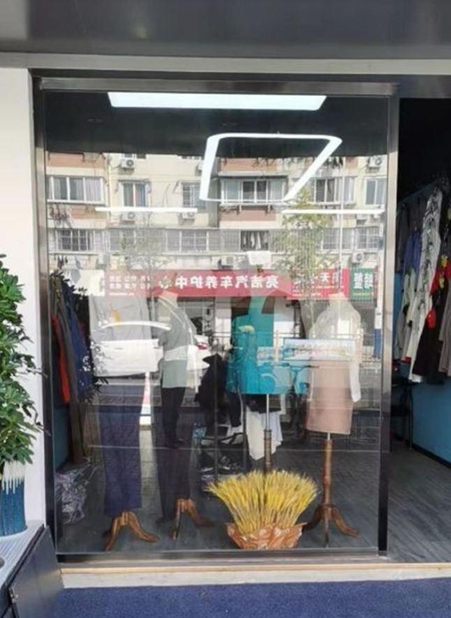 太瘆人了！池州一男子走夜路路过服装店门口一回头险些被吓死！CQ9电子 CQ9传奇电子(图3)