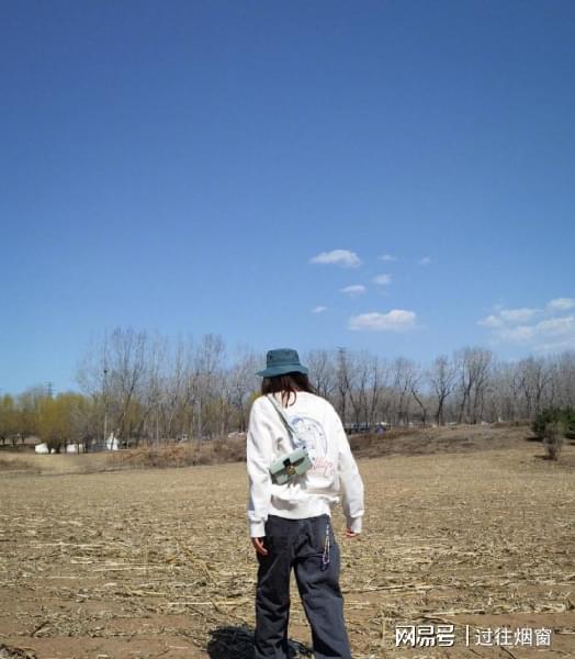 刘雯这日常穿搭也太出彩了吧！低调休闲的服装穿搭超具时尚感的CQ9电子 CQ9传奇电子(图2)