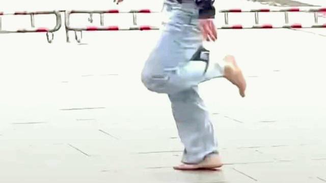 CQ9电子 CQ9传奇电子为爱翻墙赤脚勇士郎事件背后的山东服装职业学院持什么立场呢(图2)