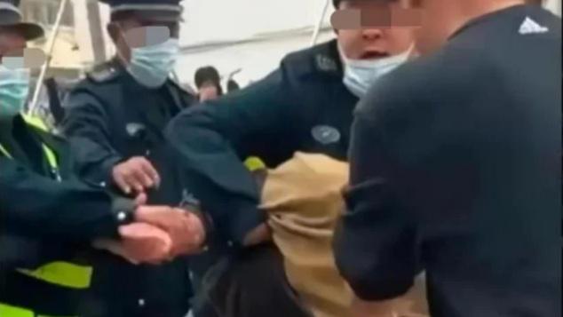 CQ9电子 CQ9传奇电子为爱翻墙赤脚勇士郎事件背后的山东服装职业学院持什么立场呢(图3)