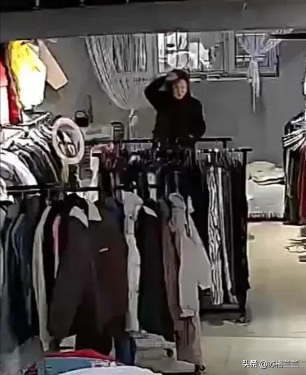 CQ9电子 CQ9传奇电子服装店员因“午睡未带口罩”被赏贴黄牌顾客望而却步(图4)