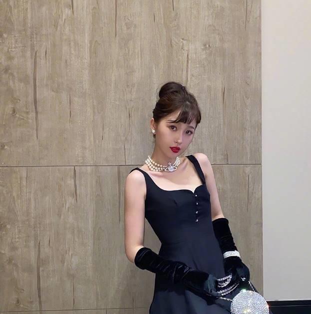 黑色服装不仅显瘦CQ9电子 CQ9传奇电子而且显气质特别是鞠婧祎居然穿出了尊贵感(图4)