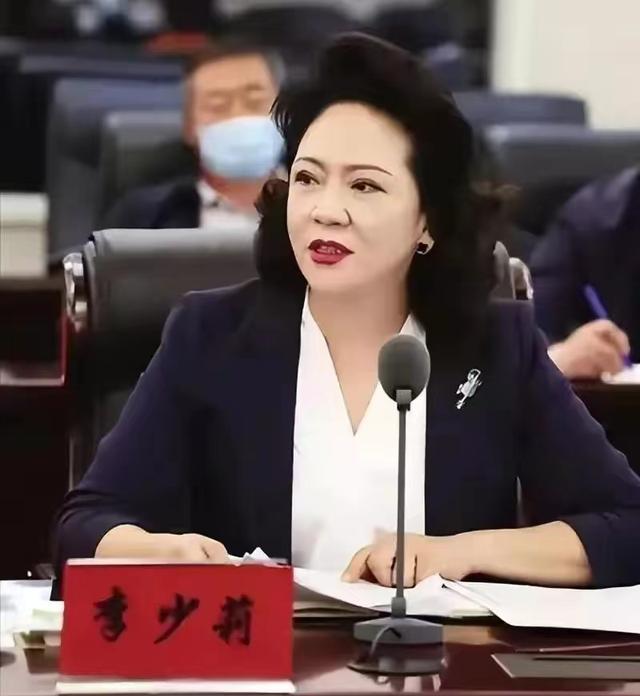 奇葩！李少莉是如何从一位CQ9电子 CQ9传奇电子纺织厂女工摇身一变成了副主任医师？(图8)
