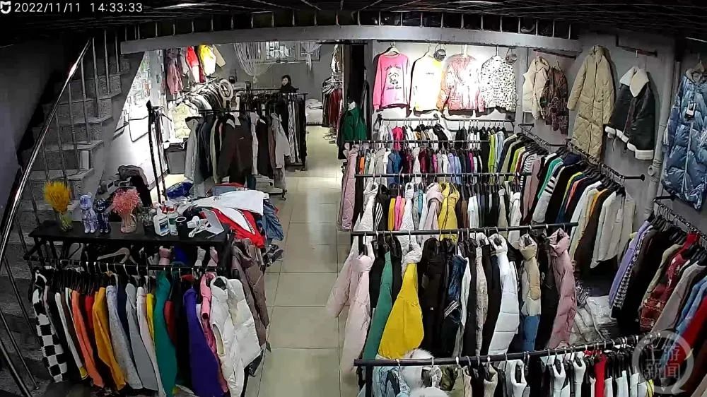 服装店老板睡觉未戴口罩店铺被贴黄牌警告？当地回应！CQ9电子 CQ9传奇电子(图3)