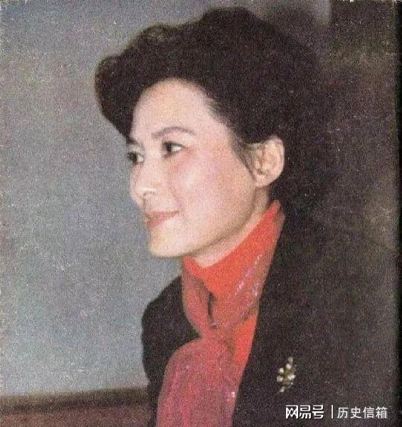 CQ9电子 CQ9传奇电子向梅：因长相洋气无戏可拍被调到服装间做主任42岁才成名(图7)