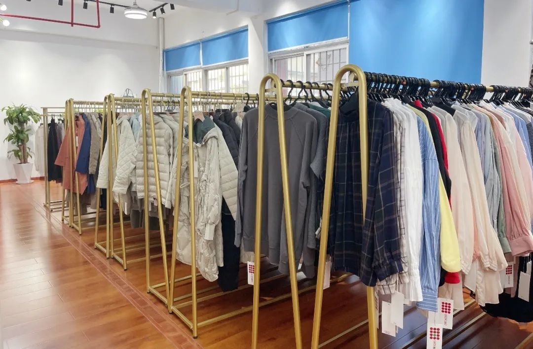 金山这条老街藏着家宝藏服装工厂店与知名品牌有合作连市区顾CQ9电子 CQ9传奇电子客都专程而来(图9)