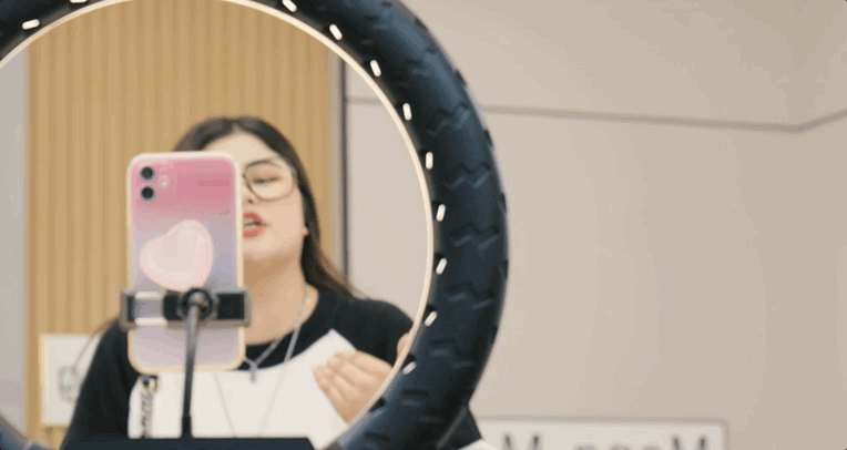 当小商家站在CQ9电子 CQ9传奇电子了服装赛道的风口浪尖(图2)
