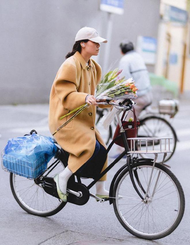 CQ9电子 CQ9传奇电子鉴别“成熟”搭配思路纯色服装是关键一年四季都能用得上(图2)