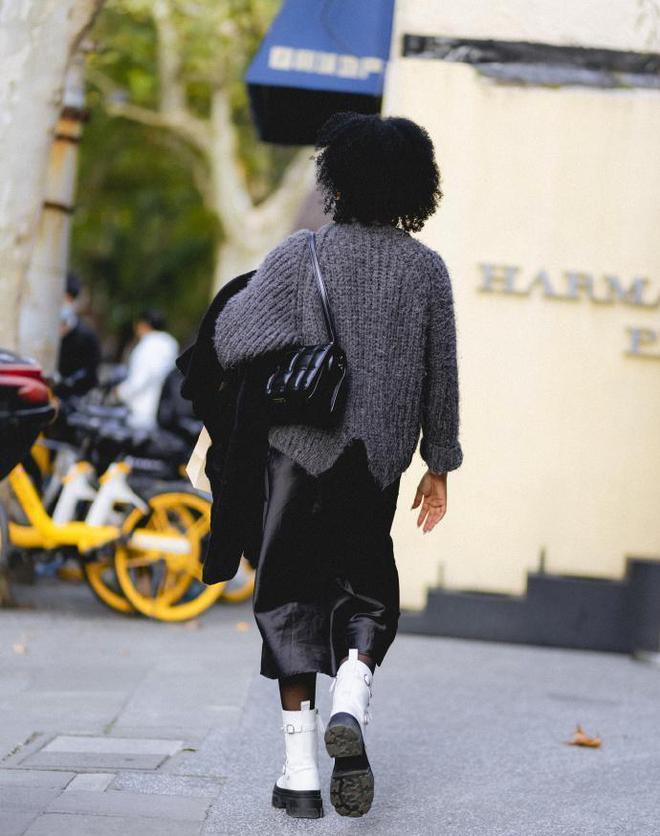 CQ9电子 CQ9传奇电子鉴别“成熟”搭配思路纯色服装是关键一年四季都能用得上(图3)
