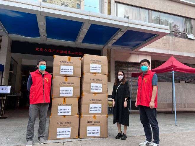 CQ9电子 CQ9传奇电子感恩守护 以衣暖心丨最美的服装献给