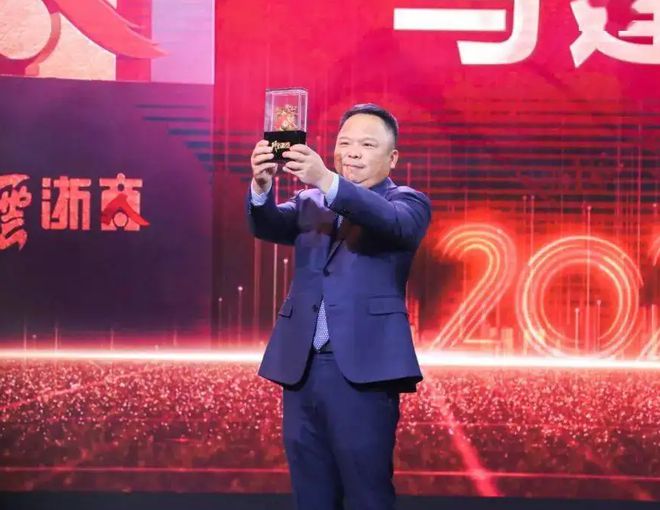 “纺织大王”马建荣首次创业CQ9电子 CQ9传奇电子负债300万靠代工服装翻身成富豪(图10)
