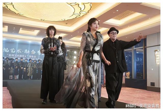 国风服装真显气质！刘晓庆水墨画薄纱裙好高级完全看不出67岁CQ9电子 CQ9传奇电子(图3)