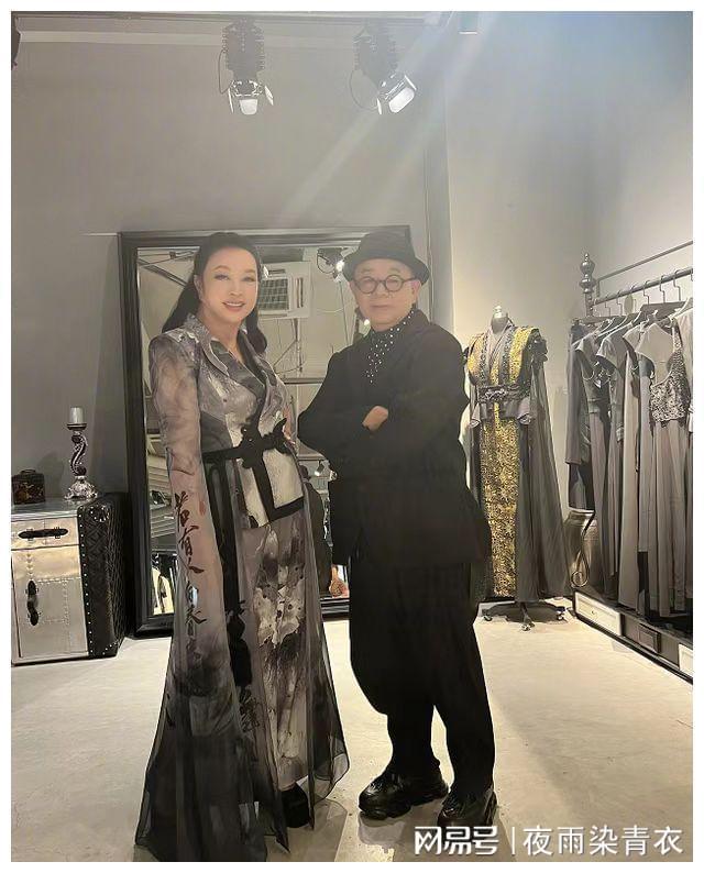 国风服装真显气质！刘晓庆水墨画薄纱裙好高级完全看不出67岁CQ9电子 CQ9传奇电子(图2)