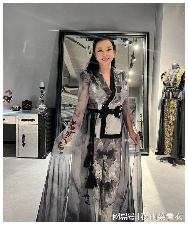 国风服装真显气质！刘晓庆水墨画薄纱裙好高级完全看不出67岁CQ9电子 CQ9传奇电子