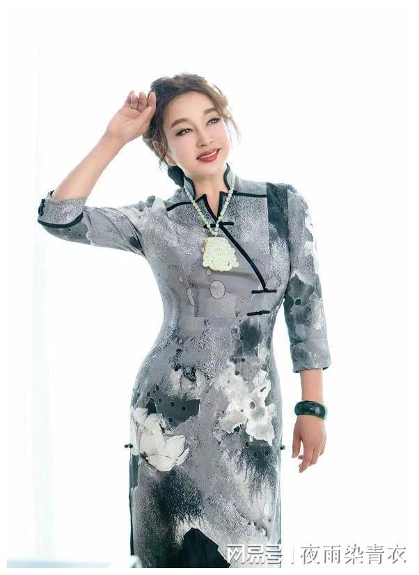 国风服装真显气质！刘晓庆水墨画薄纱裙好高级完全看不出67岁CQ9电子 CQ9传奇电子(图6)
