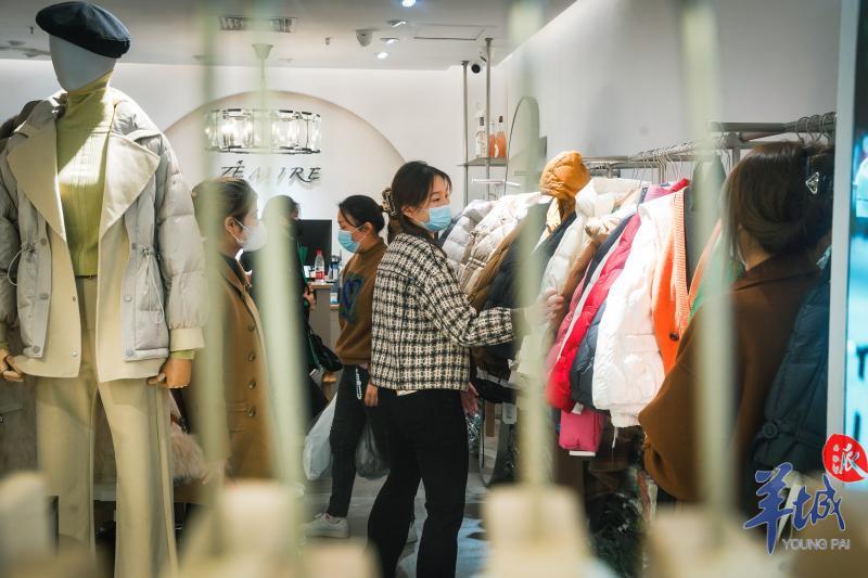 CQ9电子 CQ9传奇电子【视频】全力以“复”｜开工啦！白马服装市场店主干劲足线上线下同步卖货(图2)