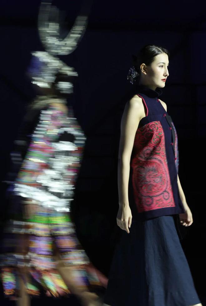 CQ9电子 CQ9传奇电子民族与时尚的融合！岭南非遗服装服饰闪亮登场