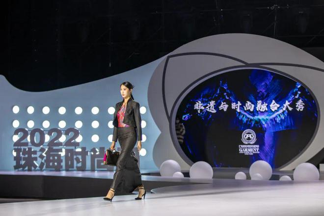 CQ9电子 CQ9传奇电子民族与时尚的融合！岭南非遗服装服饰闪亮登场(图4)