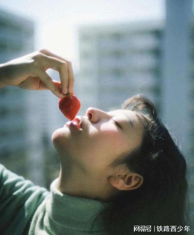 性侵：4岁女儿在陌生人面前脱衣服一个像阿姨的叔叔给我漂亮CQ9电子 CQ9传奇电子裙子(图2)
