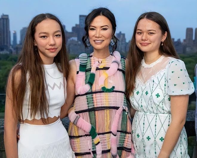 邓文CQ9电子 CQ9传奇电子迪携两女儿出镜！容貌气质都赶不上妈妈但一样的精明有头脑(图6)
