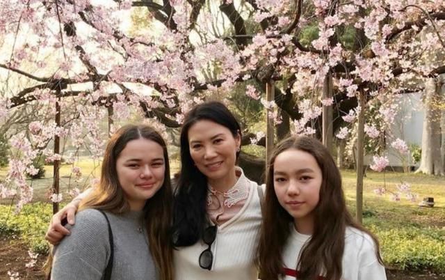 邓文CQ9电子 CQ9传奇电子迪携两女儿出镜！容貌气质都赶不上妈妈但一样的精明有头脑(图7)