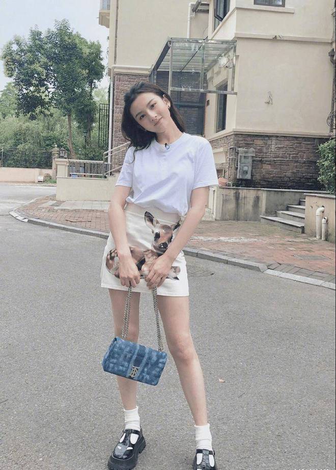 CQ9电子 CQ9传奇电子宋祖儿的日常穿搭实在是太精致了！简洁服装也超有范真让人心动(图3)