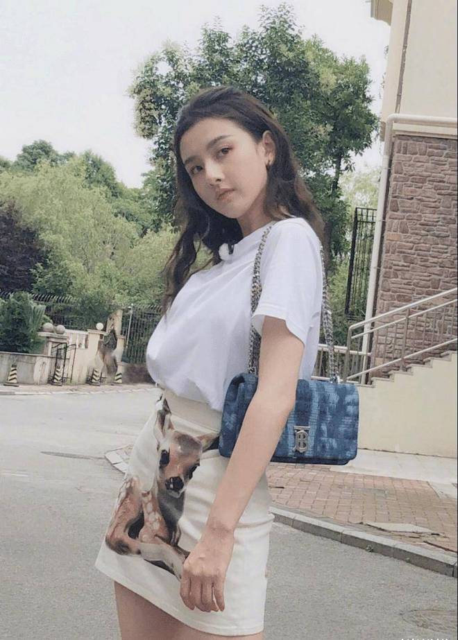 CQ9电子 CQ9传奇电子宋祖儿的日常穿搭实在是太精致了！简洁服装也超有范真让人心动(图2)
