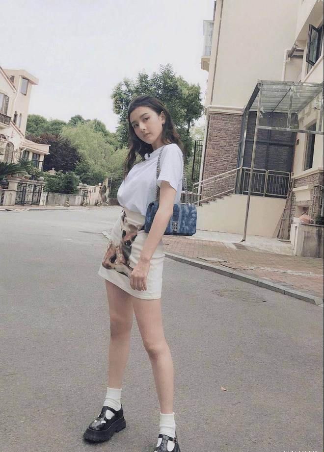 CQ9电子 CQ9传奇电子宋祖儿的日常穿搭实在是太精致了！简洁服装也超有范真让人心动(图4)