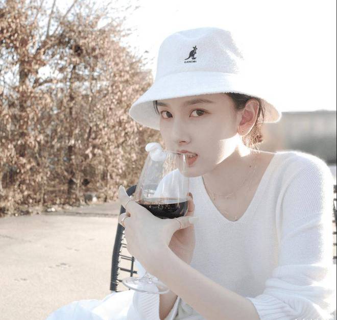 CQ9电子 CQ9传奇电子宋祖儿的日常穿搭实在是太精致了！简洁服装也超有范真让人心动(图8)