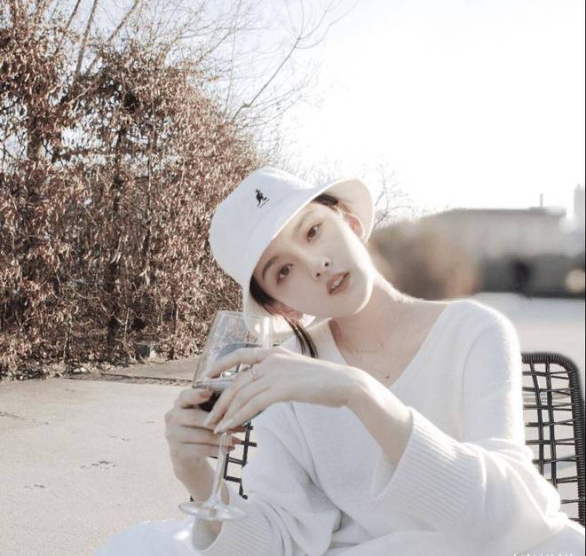 CQ9电子 CQ9传奇电子宋祖儿的日常穿搭实在是太精致了！简洁服装也超有范真让人心动(图10)
