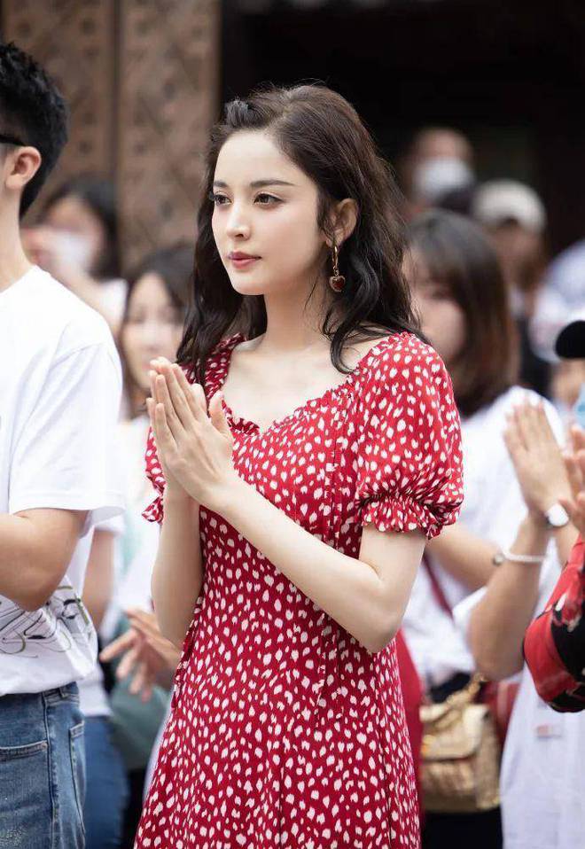 CQ9电子 CQ9传奇电子建议皮肤“暗黄”的女人选这几种服装配色穿不挑肤色还很靓丽(图6)