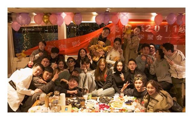 CQ9电子 CQ9传奇电子同学聚会还要“统一服装”？意在避免攀比可差距“一目了然”