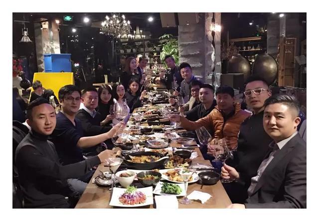 CQ9电子 CQ9传奇电子同学聚会还要“统一服装”？意在避免攀比可差距“一目了然”(图9)