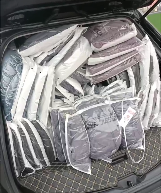 暖心！湖北仙桃CQ9电子 CQ9传奇电子一服装店店主为环卫工人免费发放棉衣(图2)