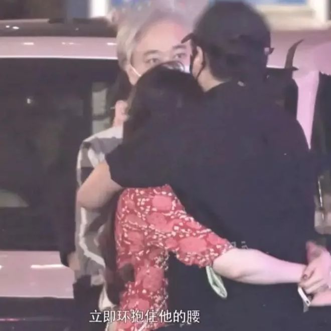 陈思诚带21岁女友回北京CQ9电子 CQ9传奇电子穿情侣服装一起回家被指责太像佟丽娅