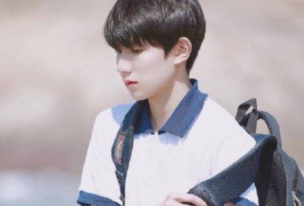 CQ9电子 CQ9传奇电子肖战校服装任豪校服装胡一天看见王源：男神本尊！(图5)
