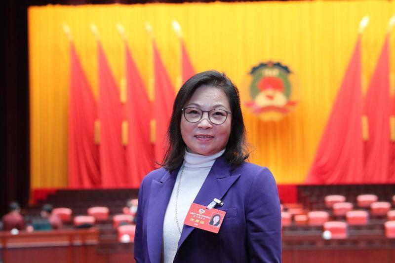 委员CQ9电子 CQ9传奇电子履职 邓兆萍：加速中大纺织商圈转型升级打造时尚设计人才高地